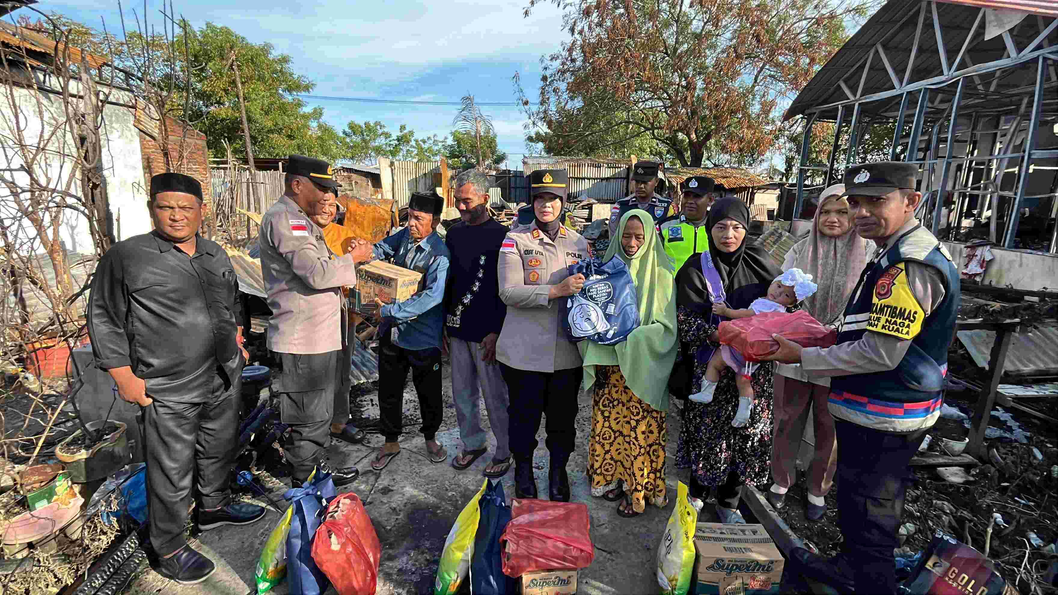Aksi Peduli Kebakaran, Polsek Syiah Kuala Salurkan Bansos  - Tribratanews Polresta Banda Aceh