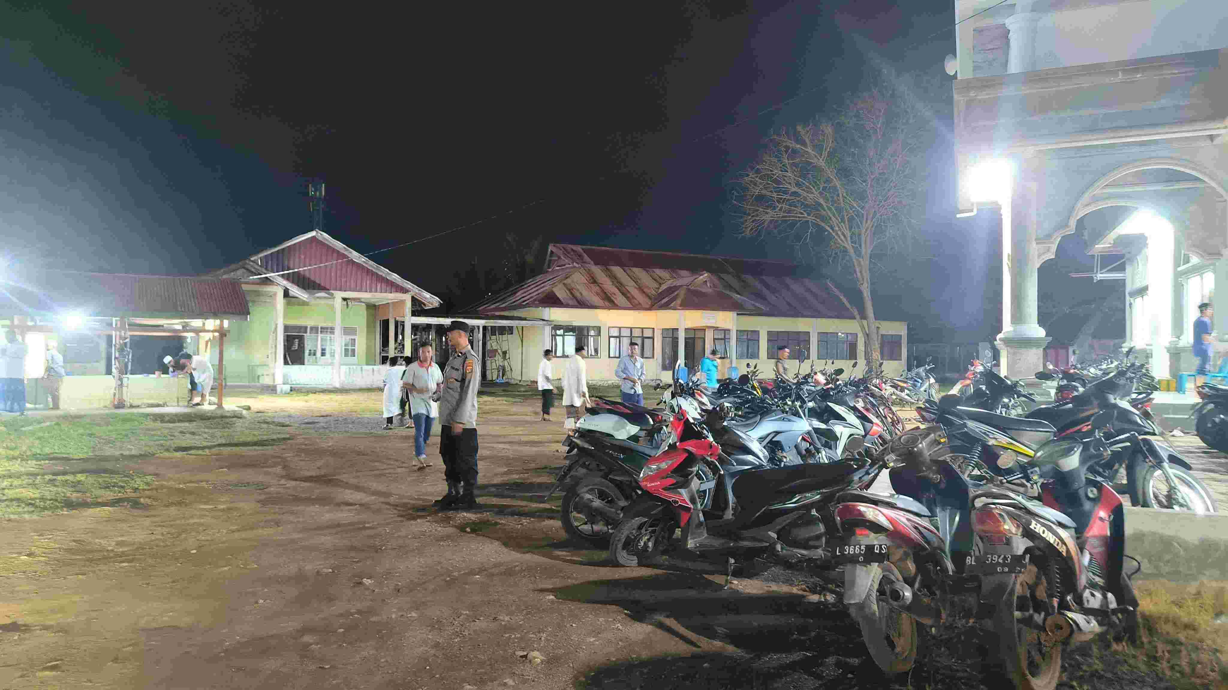 Jaga Kekhusyukan Ramadan, Personel Polresta Banda Aceh Amankan  Kenderaan Jamaah Saat Salat Tarawih