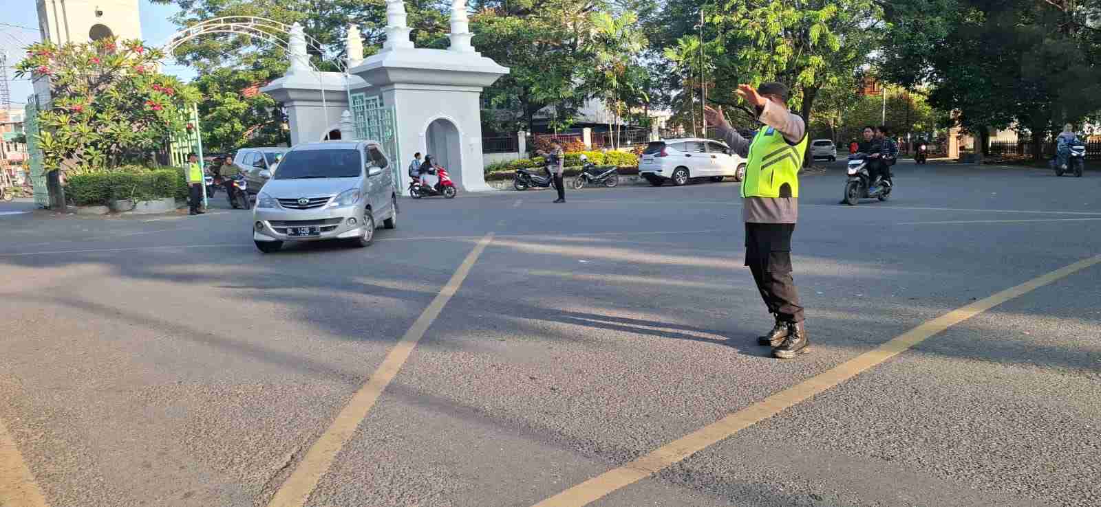 Menjaga Keselamatan Penyeberang Jalan, Polisi Lakukan Strong Poin di lingkungan Kampus