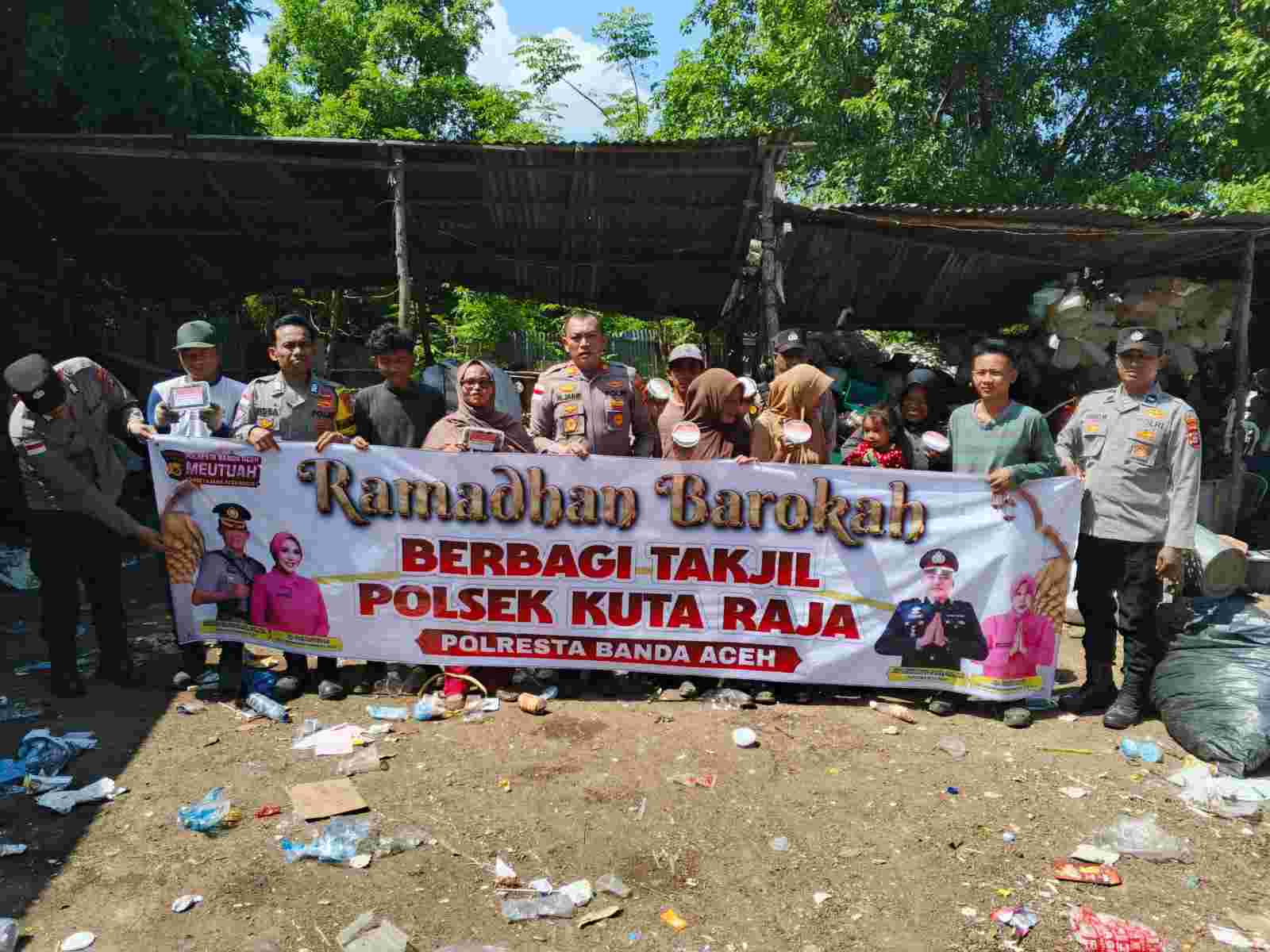 Jalin Kedekatan dengan Warga, Polsek Kutaraja Bagikan Takjil Untuk Berbuka Puasa 