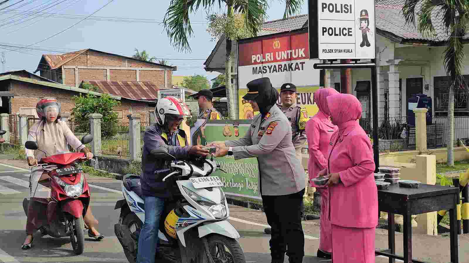 Jelang Berbuka Puasa, Polsek Jajaran Polresta Banda Aceh Bagi Takjil