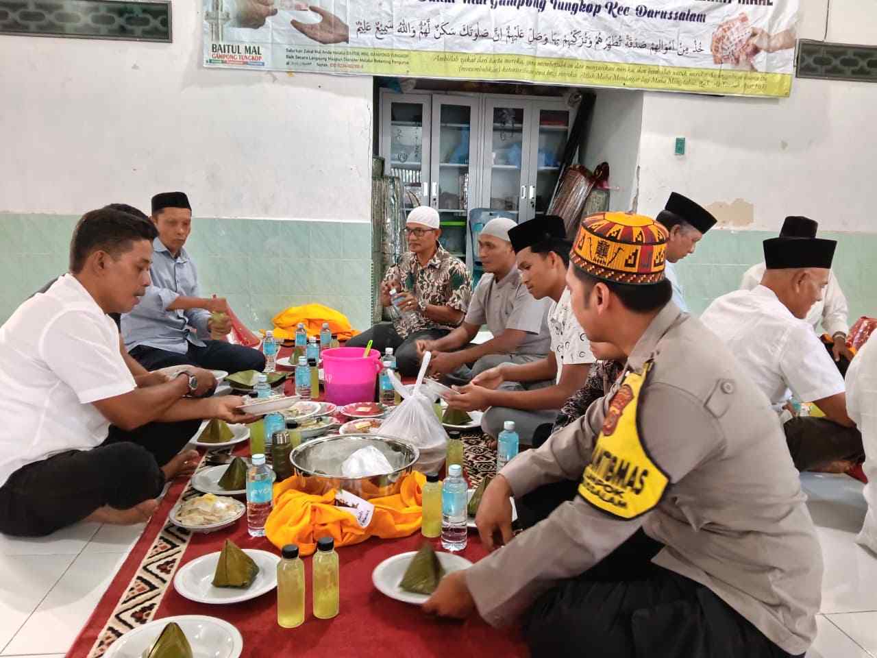 Bhabinkamtibmas Polsek Darussalam Hadiri Buka Puasa Bersama di Masjid, Pererat Silaturahmi dengan Warga