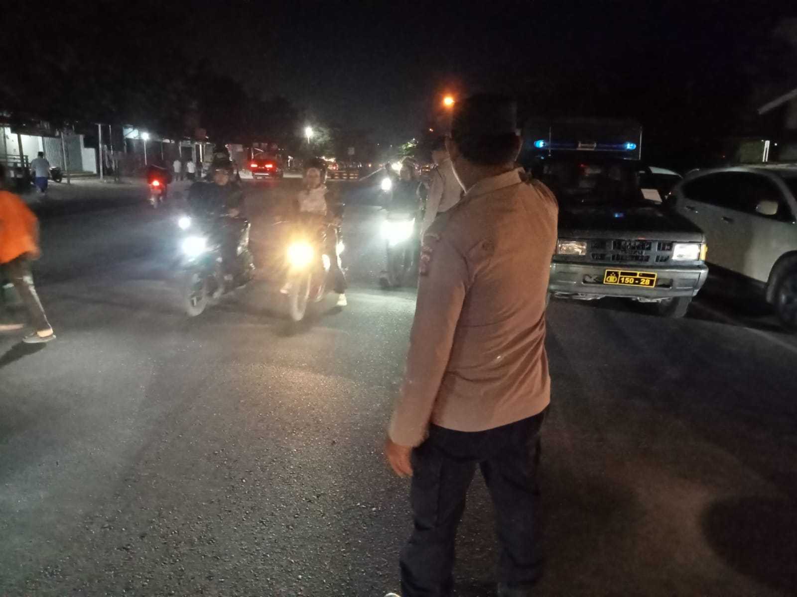 Jelang Pelaksanaan Shalat Tarawih, Personel Polsek Lakukan Pengaturan Arus Laulintas
