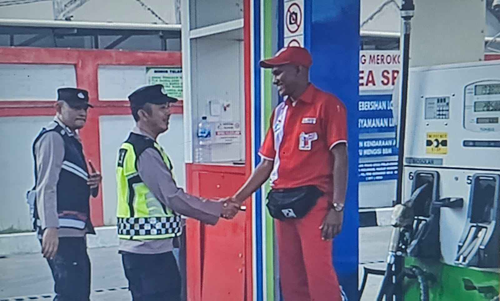 Jelang Idul Fitri, Polisi Patroli Siang Pantau SPBU dan Berikan Himbauan kepada Warga