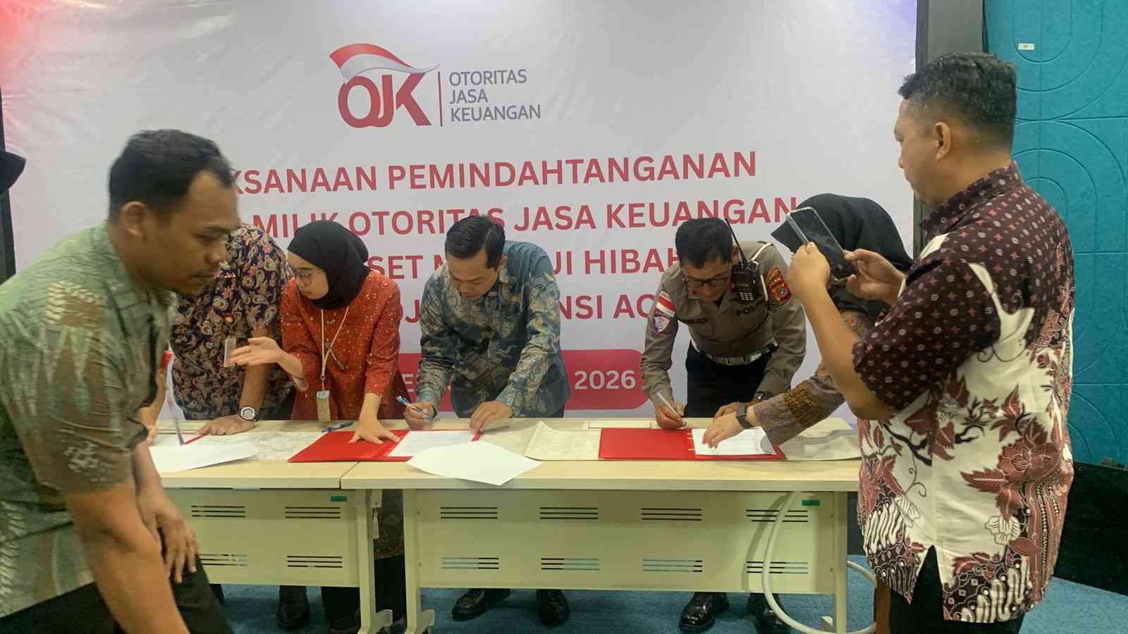 OJK Serahkan Barang Hibah, Polresta Banda Aceh Dihadiri Kasat Lantas dan Kasi Keu