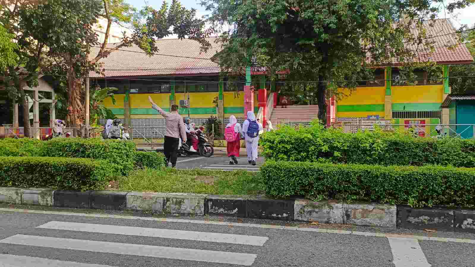 Strong Point Pagi, Personel Polresta Banda Aceh Berkesempatan Edukasi Lalu Lintas Secara Humanis