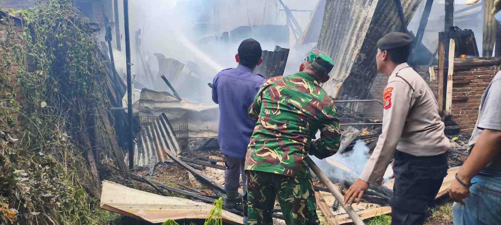 TNI Polri dan Warga Ikut Bahu Membahu Padamkan Api, Satu Rumah di Gampong Ilie Ludes Terbakar, Dua Sepeda Motor Ikut Hangus