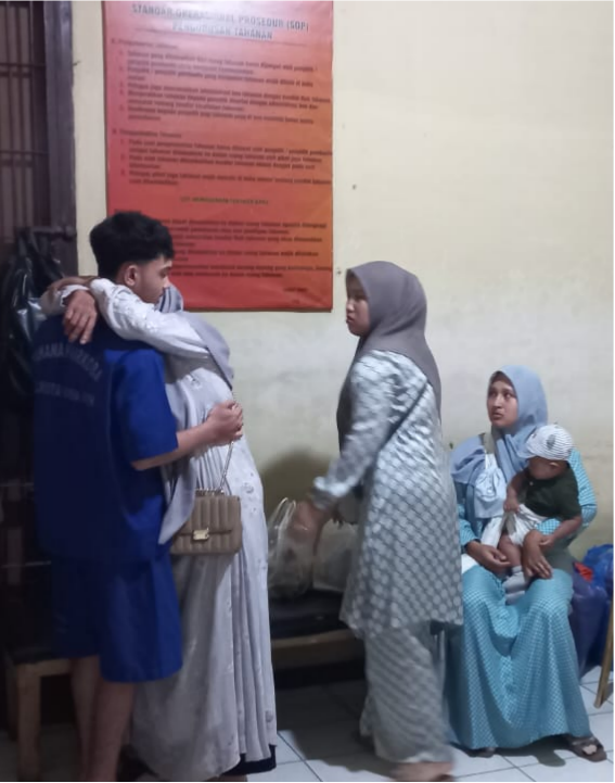 Suasana Haru Saat Tahanan Polresta Banda Aceh Bertemu Dengan Keluarga