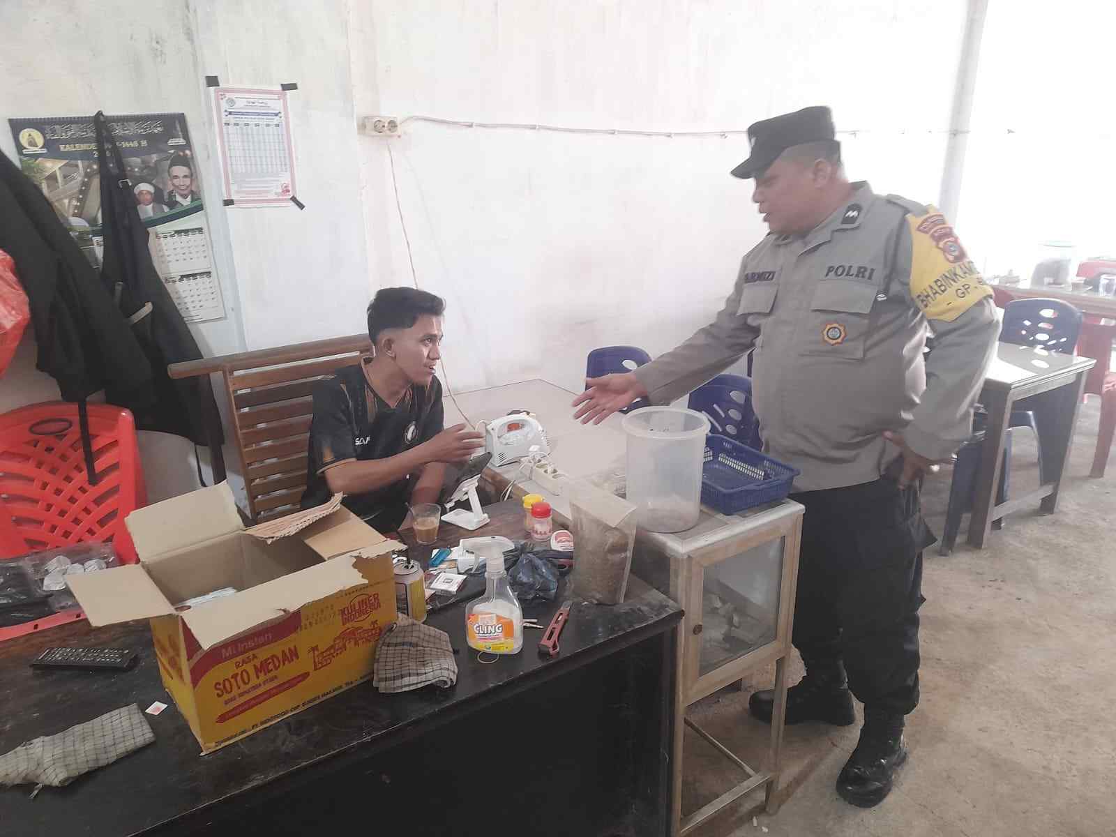 Bhabinkamtibmas Sambang Warung Kopi, Dialog Santai dengan Warga Bahas Kamtibmas