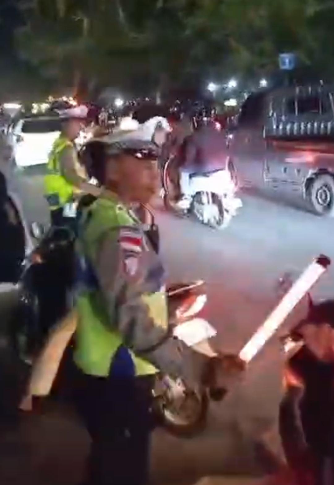 Hadir Ditengah Keramaian, Polantas Polresta Banda Aceh Urai Kemacetan