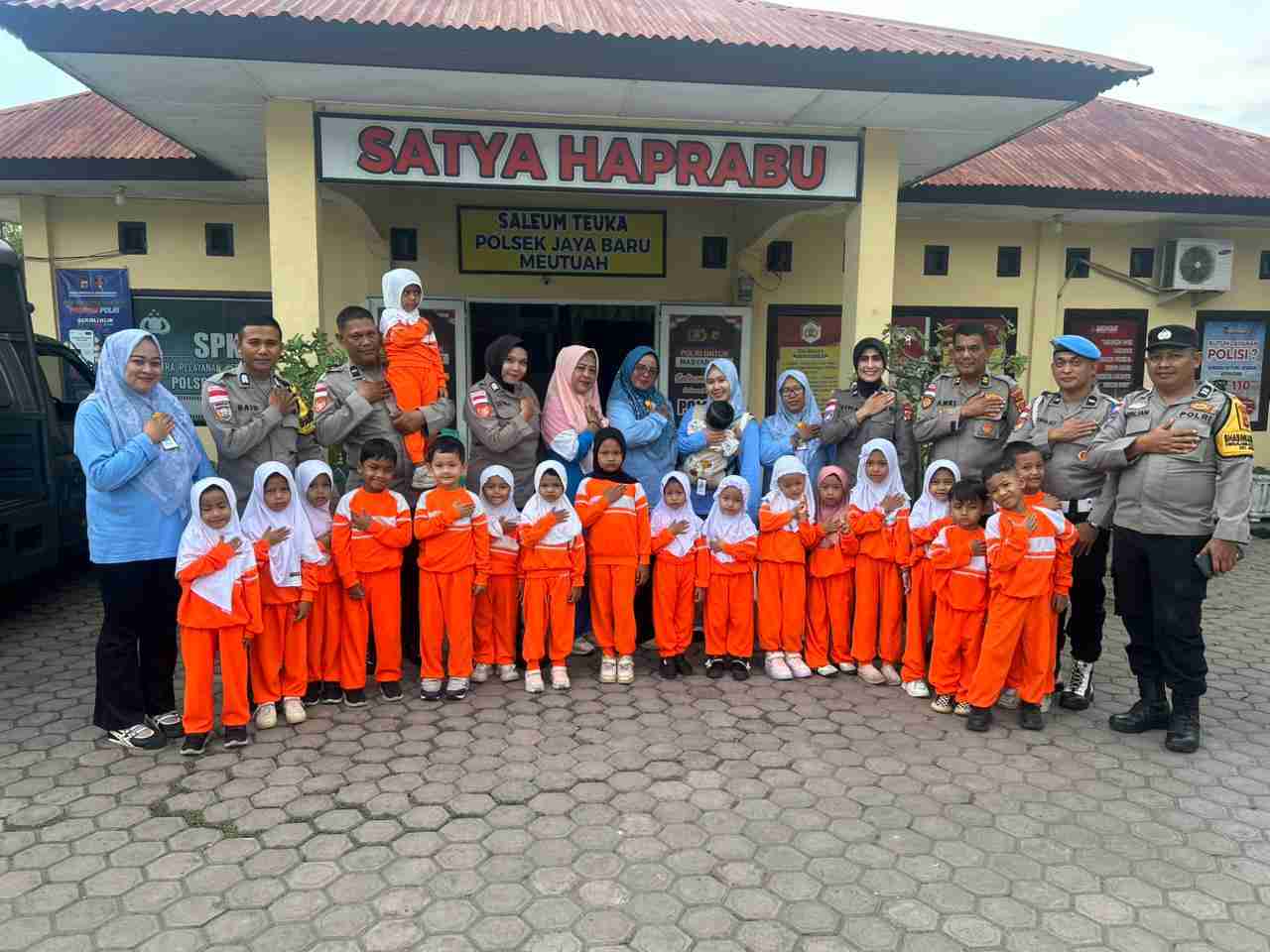 Polisi Sahabat Anak, Polsek Jaya Baru Sambut Kunjungan TK Asyifa Edukasi Tugas Kepolisian