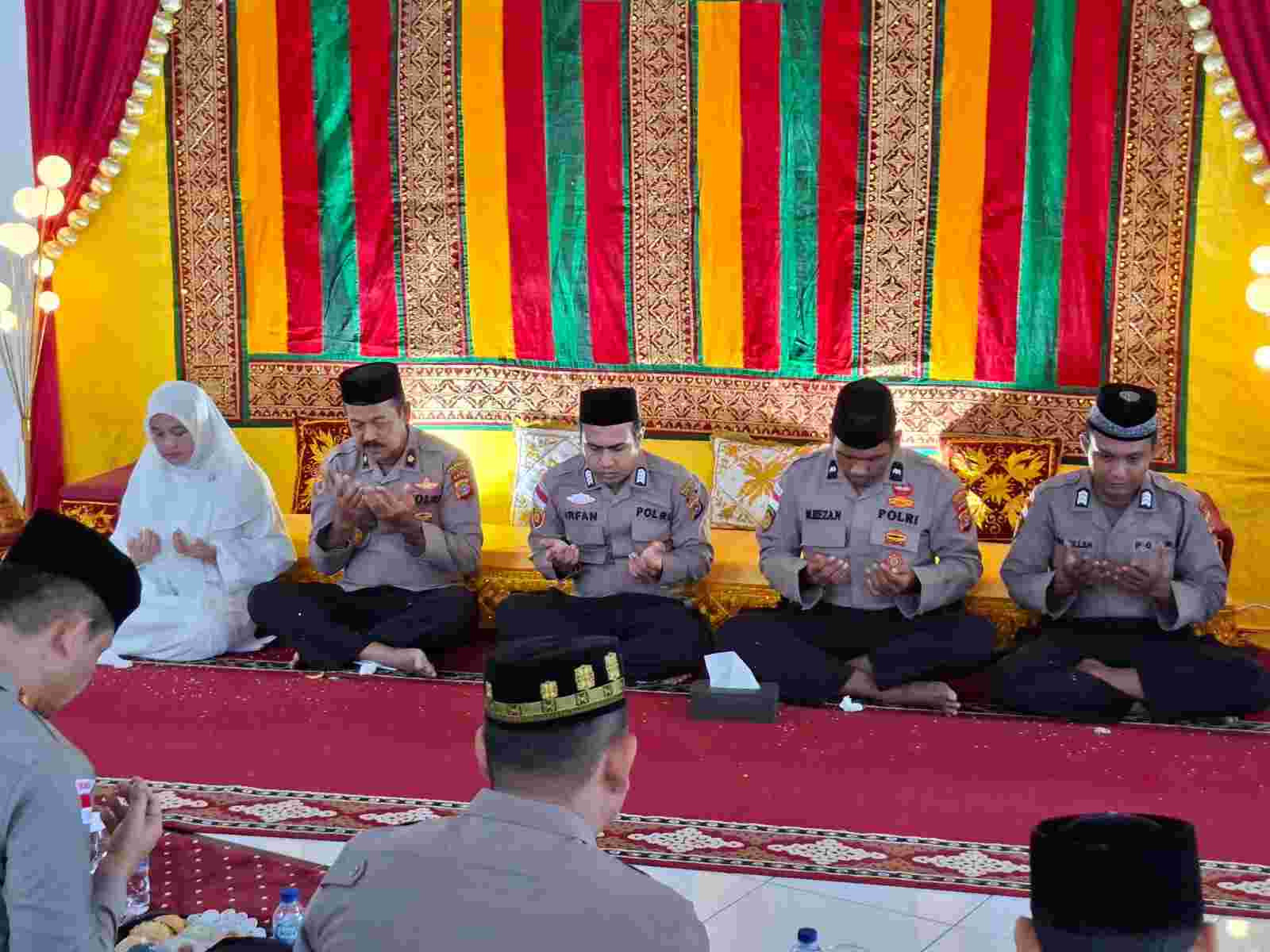 Peusijuek Calon Jamaah Haji, Kapolresta Banda Aceh Ingatkan Jaga Kesehatan 