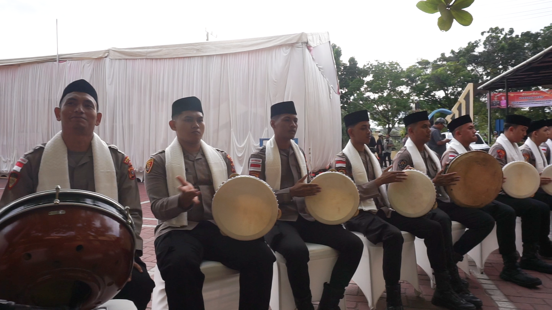Kapolda Aceh di-Peusijuek, Hadrah Meutuah Presisi Polresta Iringi Kedatangannya