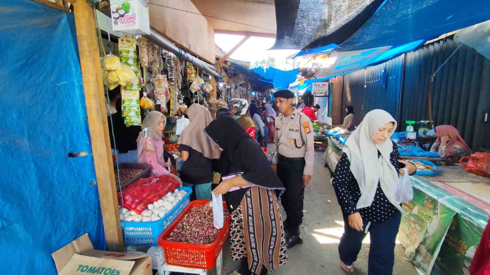 Personel Polsek Ulee Kareng Patroli di Pasar Tradisional, Ini yang Dilakukannya - Tribratanews Polresta Banda Aceh