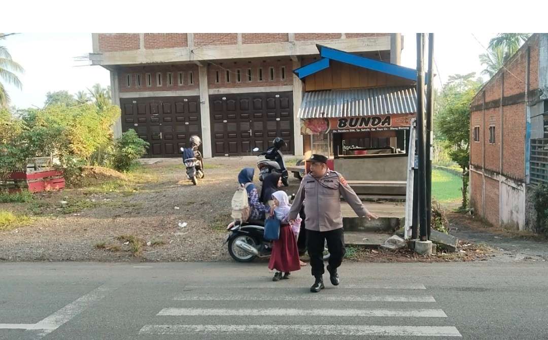 Demi Keselamatan Pelajar, Polisi Banda Aceh Lakukan Pengaturan dan Penyeberangan di Pagi Hari