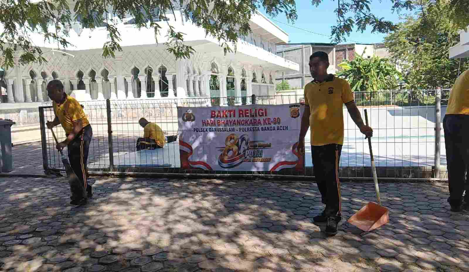 Sambut HUT Bhayangkara ke-80, Polresta Banda Aceh Bersama Warga Gelar Bakti Religi, Puluhan Rumah Ibadah Dibersihkan Serentak