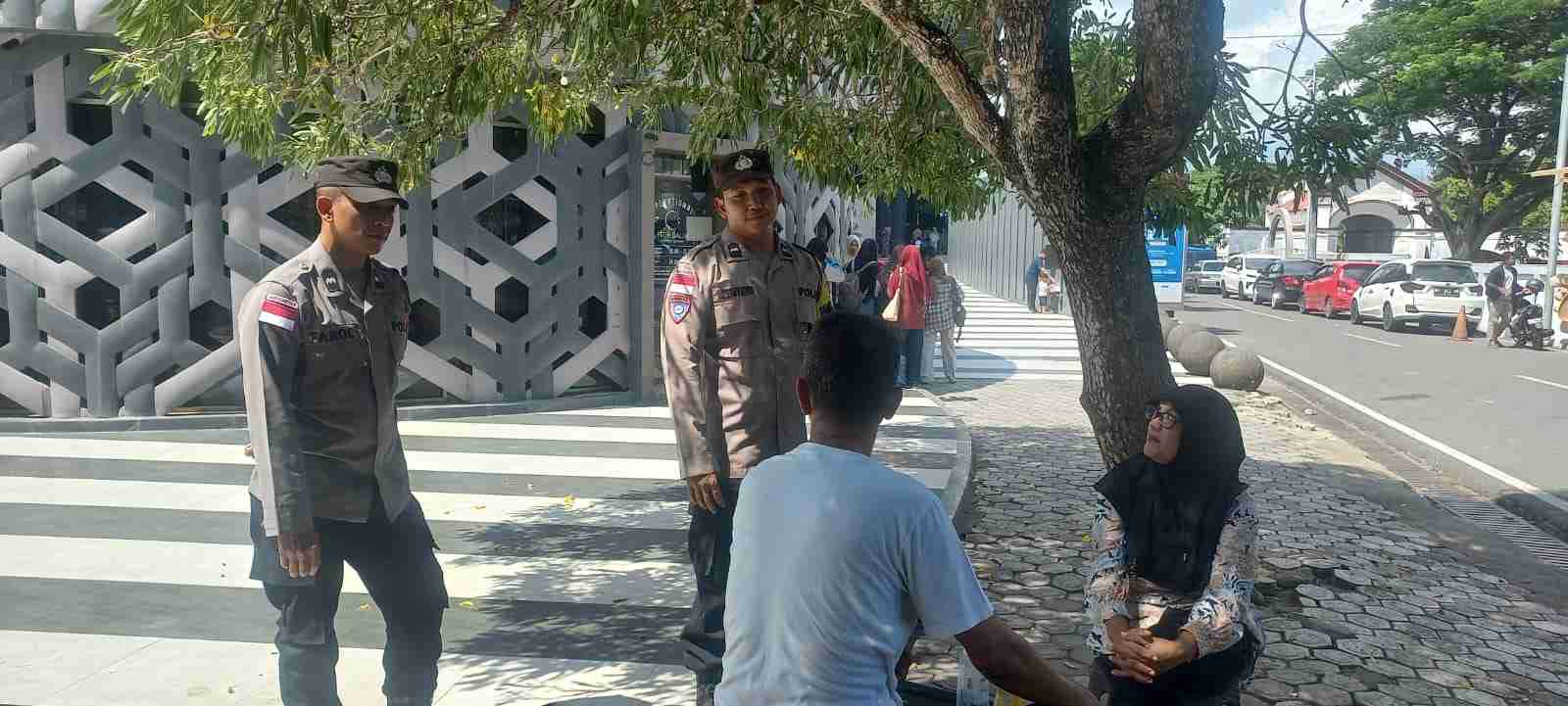 Personel Polsek Baiturrahman Berikan Imbauan Kamtibmas kepada Wisatawan di Museum Tsunami Aceh