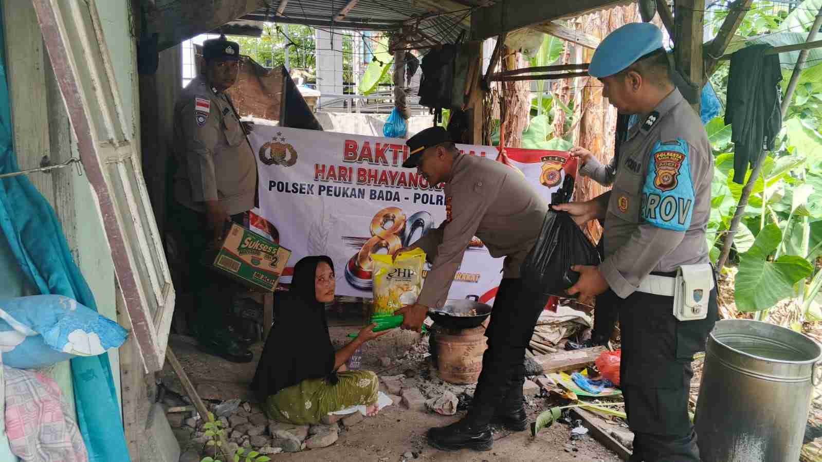 Polsek Peukan Bada Pererat Kedekatan dengan Warga Melalui Bansos di HUT Bhayangkara ke-80