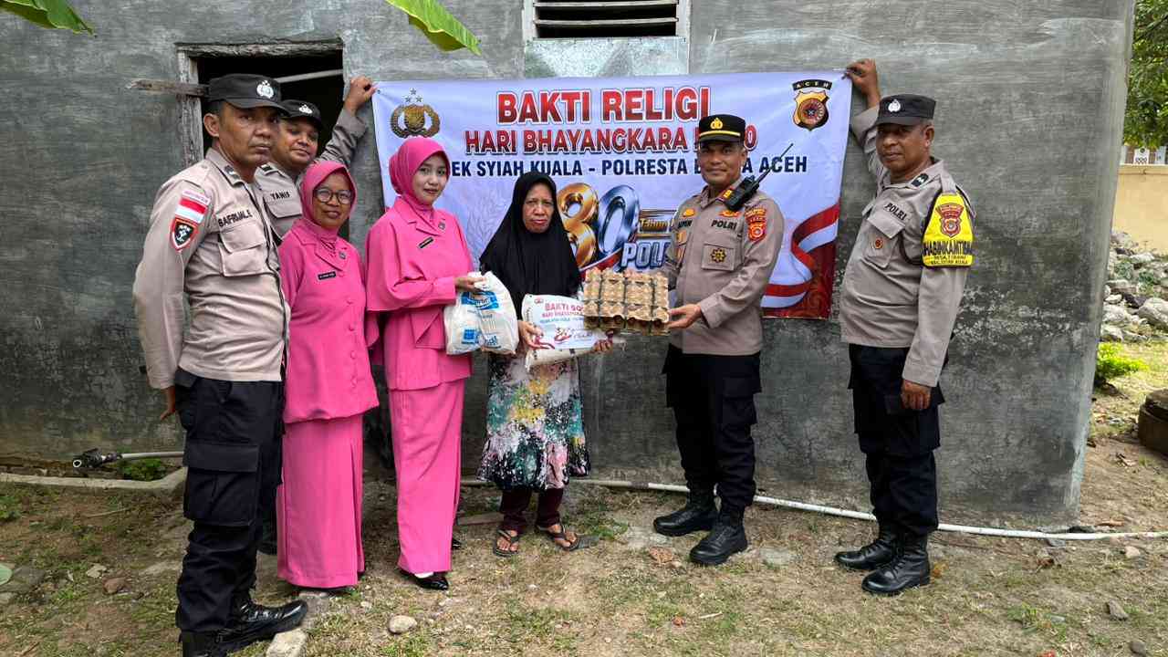 Dalam Rangka HUT Bhayangkara ke-80, Polsek Syiah Kuala Serahkan Bansos kepada Warga Kurang Mampu