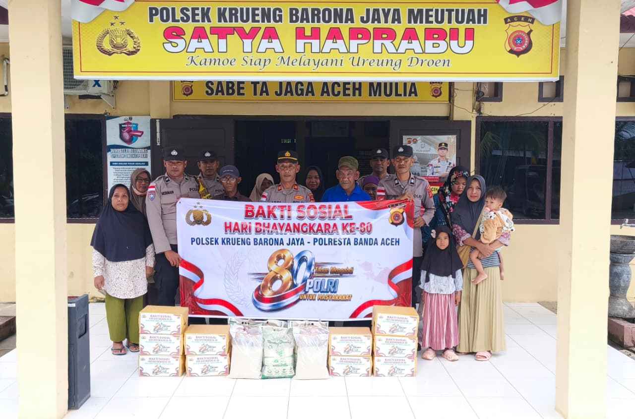 Pererat Hubungan dengan Warga, Polsek Krueng Barona Jaya Bagikan Bansos Jelang HUT Bhayangkara