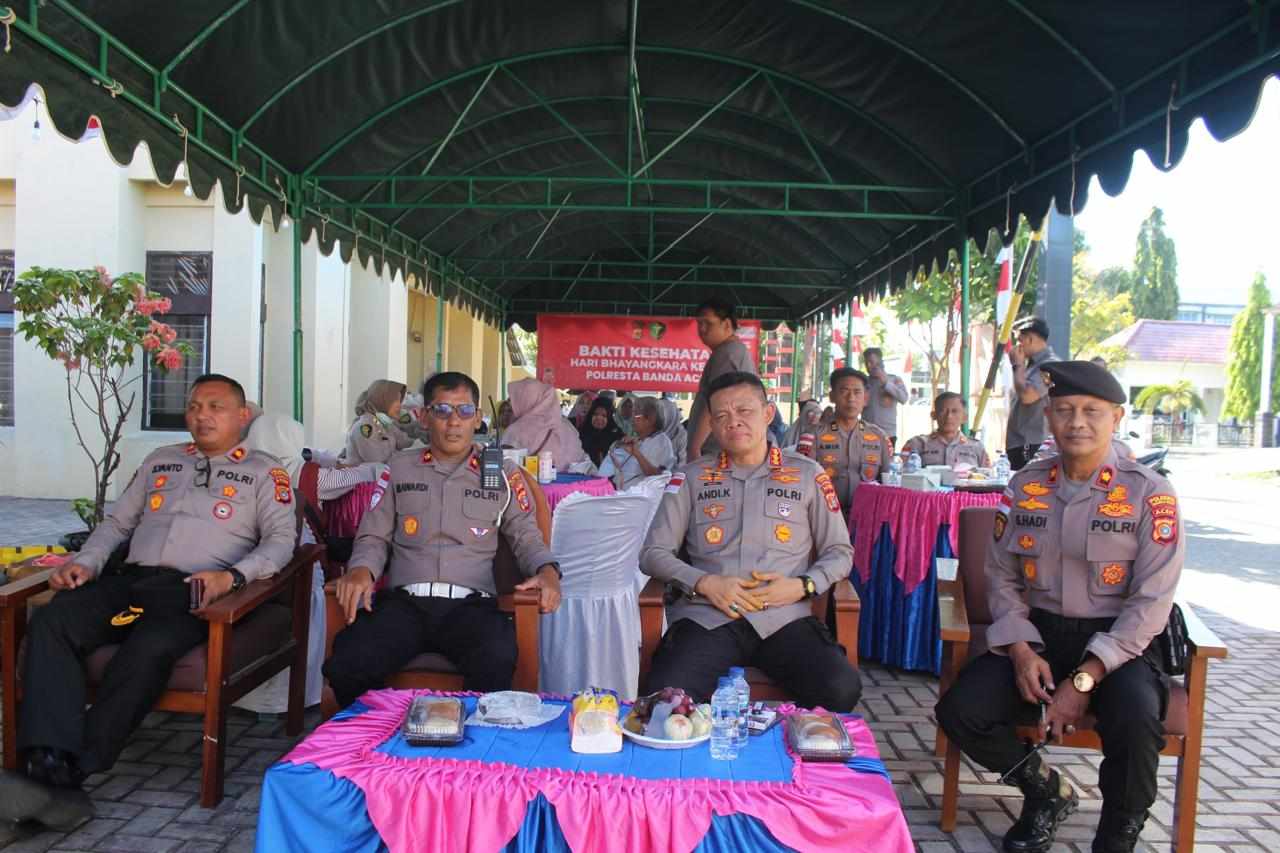 Polresta Banda Aceh Bagikan Tongkat Kruk dan Kursi Roda Saat Bakti Kesehatan