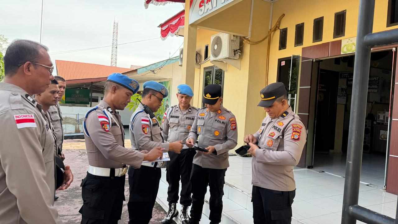 Propam Polresta Banda Aceh Tingkatkan Pemeriksaan Kelengkapan Administrasi Anggota - Tribratanews Polresta Banda Aceh