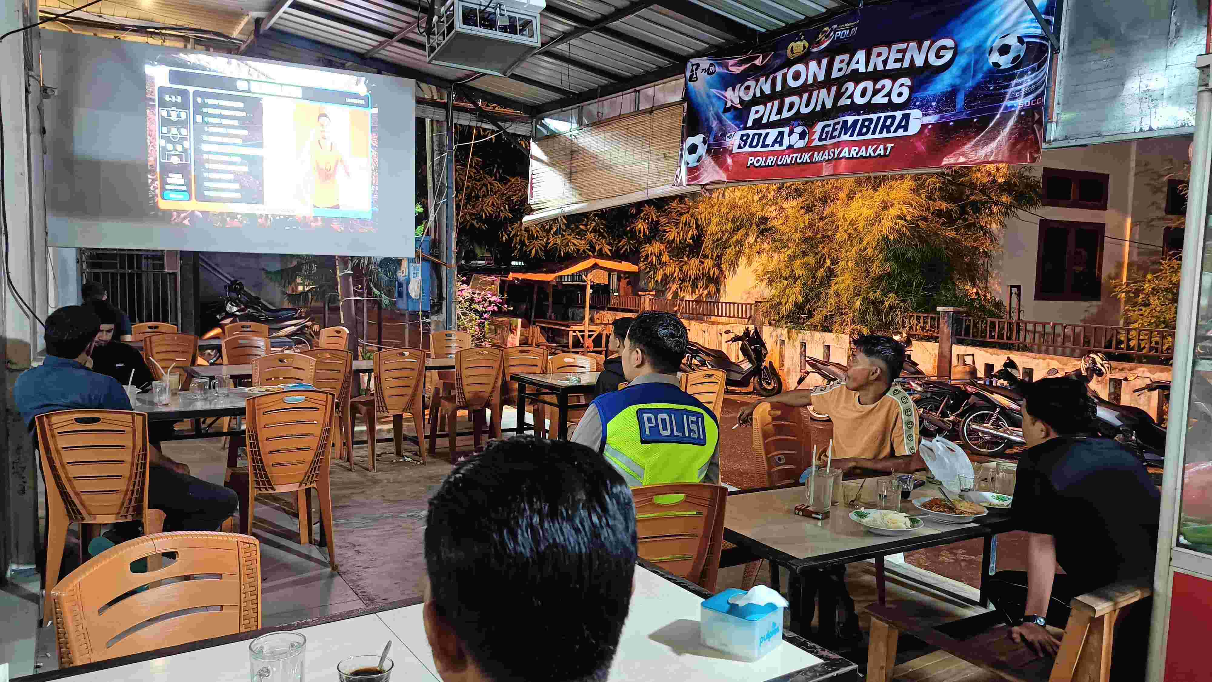 Polisi Nobar Piala Dunia Bersama Warga di Warkop Hanan Meuraxa, Pererat Silaturahmi dan Jaga Kamtibmas