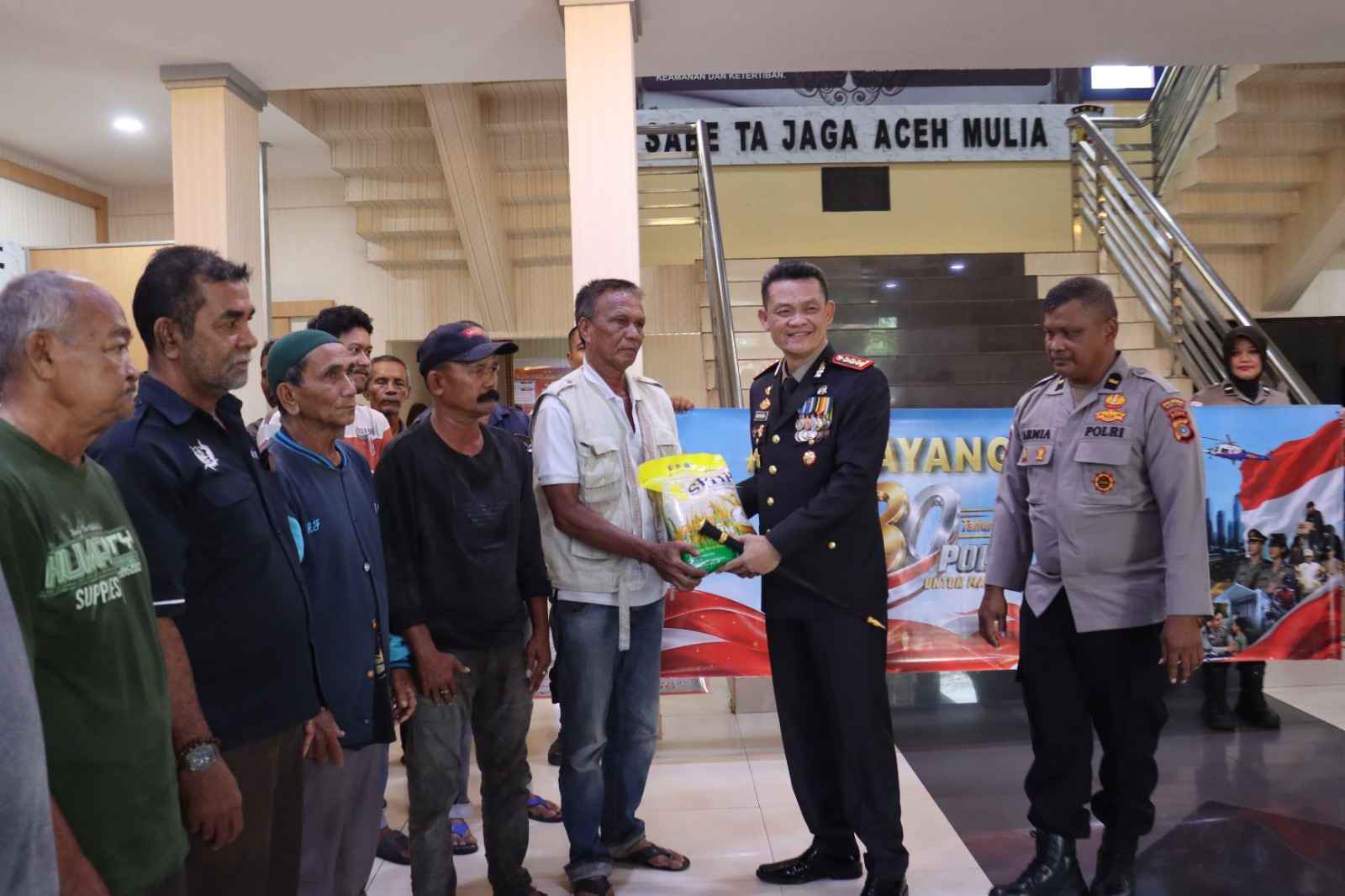 Kapolresta Banda Aceh Bagikan Beras kepada Warga Kurang Mampu di Hari Bhayangkara ke-80