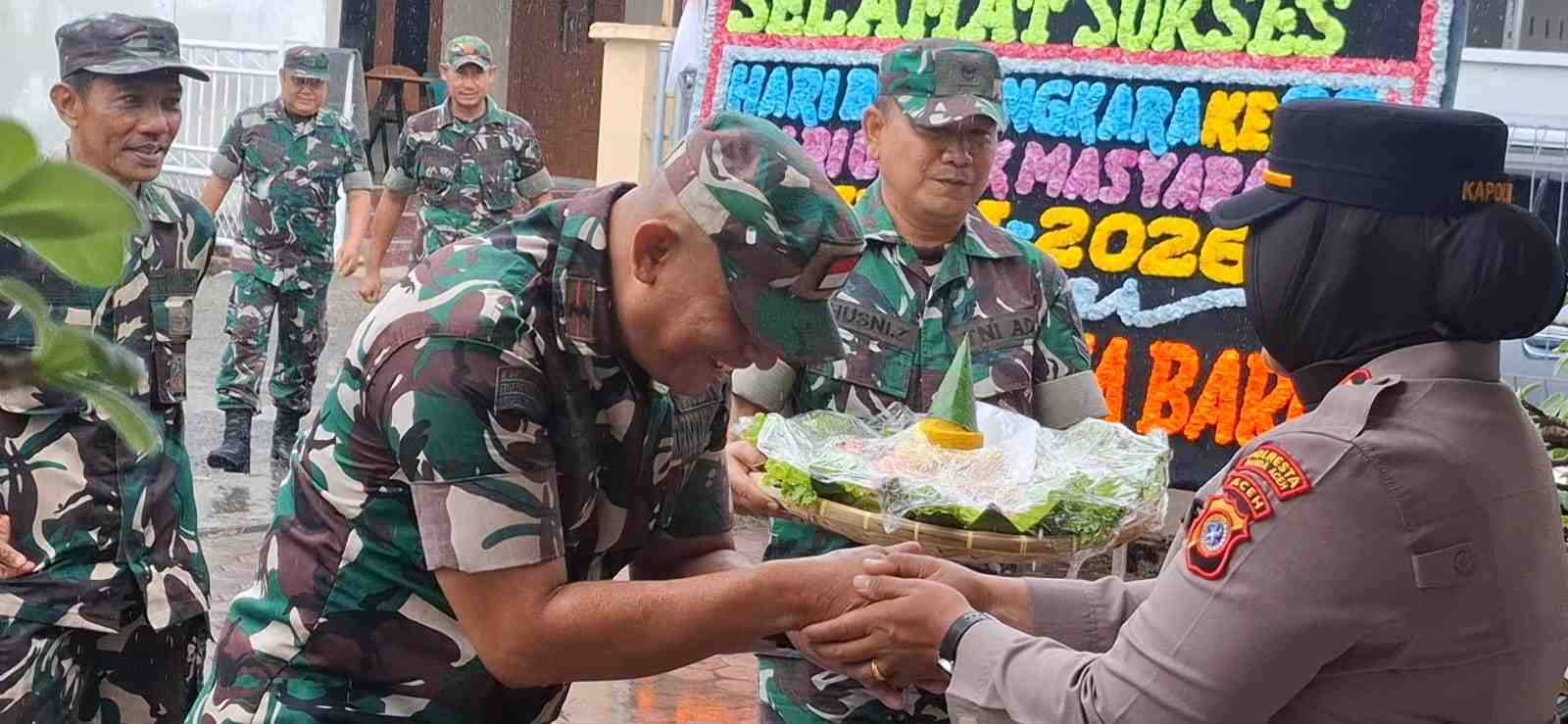 Koramil Jajaran Wilkum Polresta Banda Aceh Berikan Kejutan ke Polsek pada Hari Bhayangkara ke-80