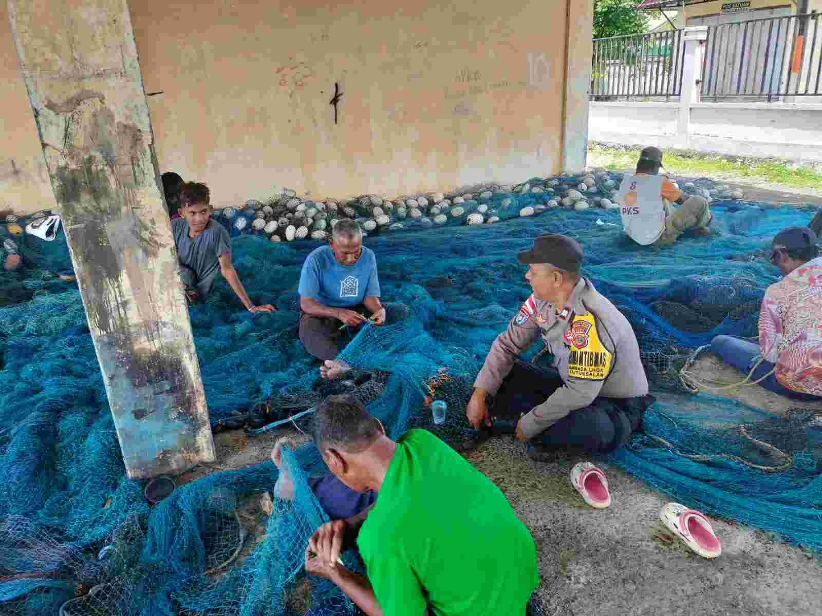 Personel Polsek Baitussalam Aiptu Fachrul Rozi Lakukan Sambang di Dermaga Lambada Lhok, Pererat Silaturahmi dengan Nelayan