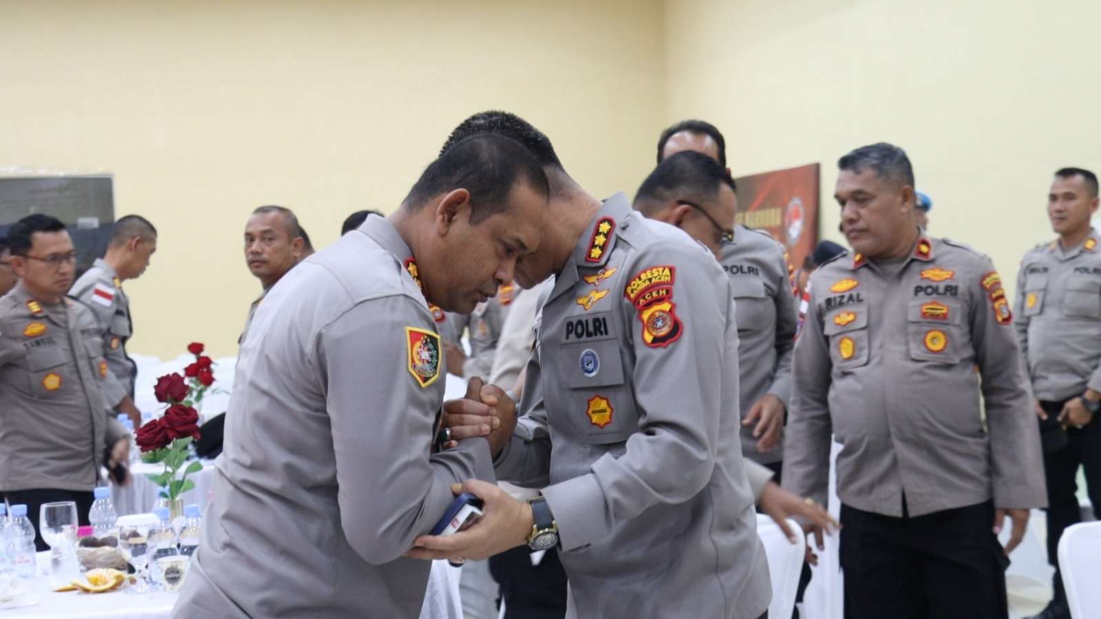 Rasa Haru Personel Polresta Banda Aceh Saat Pelepasan Kombes Henki Ismanto Menuju Tempat Tugas Baru