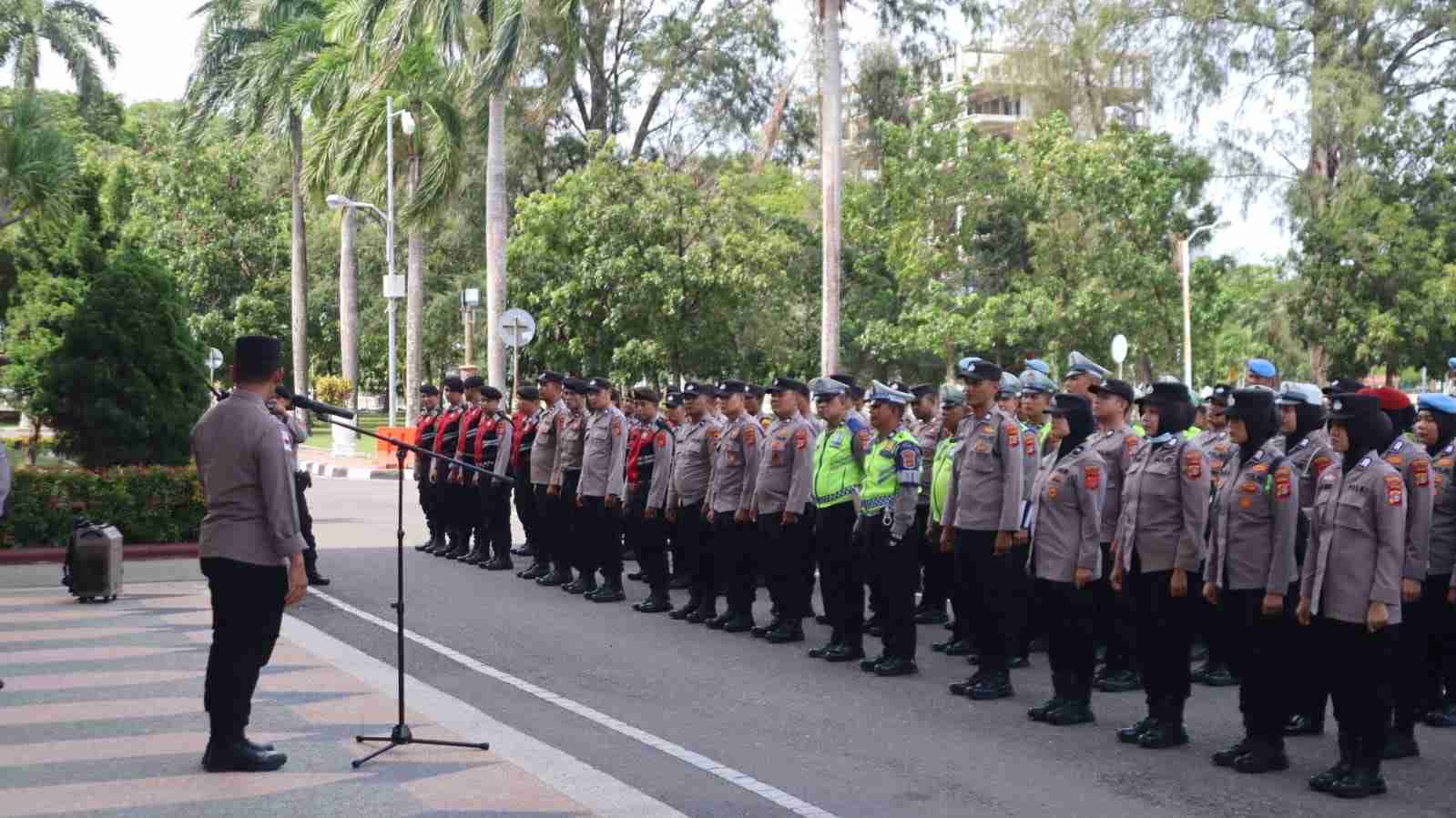 Personel Polresta Banda Aceh dan Satpol PP Amankan Aksi Unras ARA di Kantor Gubernur Aceh