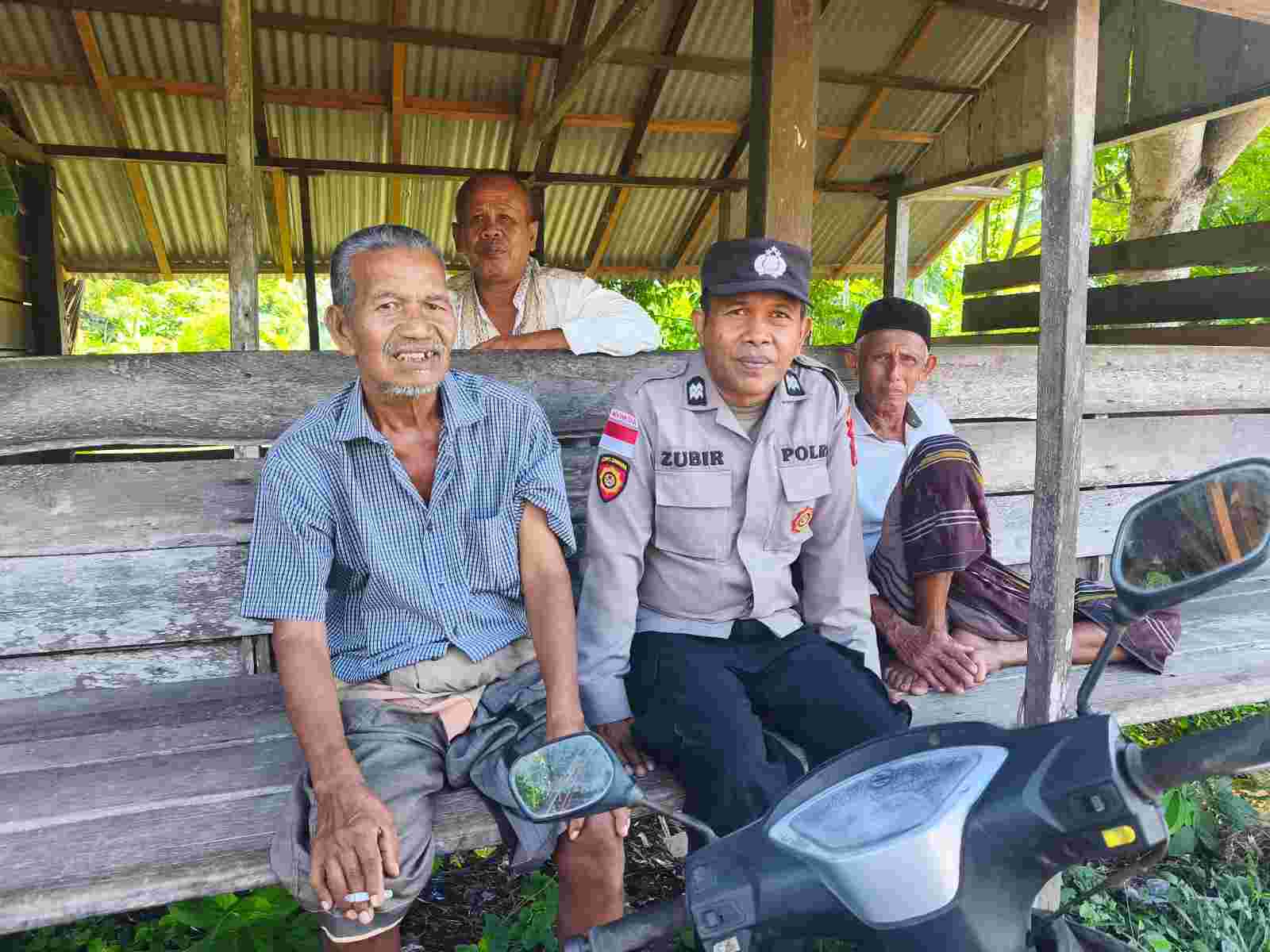 Kebersamaan Personel Polsek Blang Bintang Aiptu Zubir Bersama Warga Desa Binaan