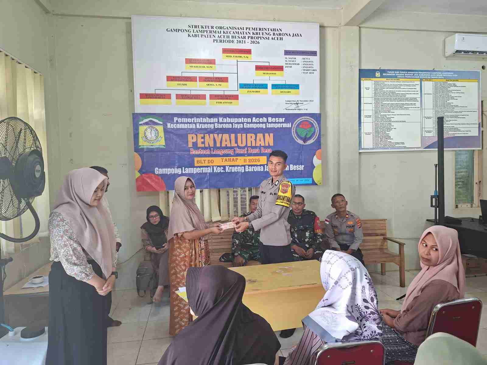 Polisi Awasi Penyaluran BLT di Gampong Lampermai