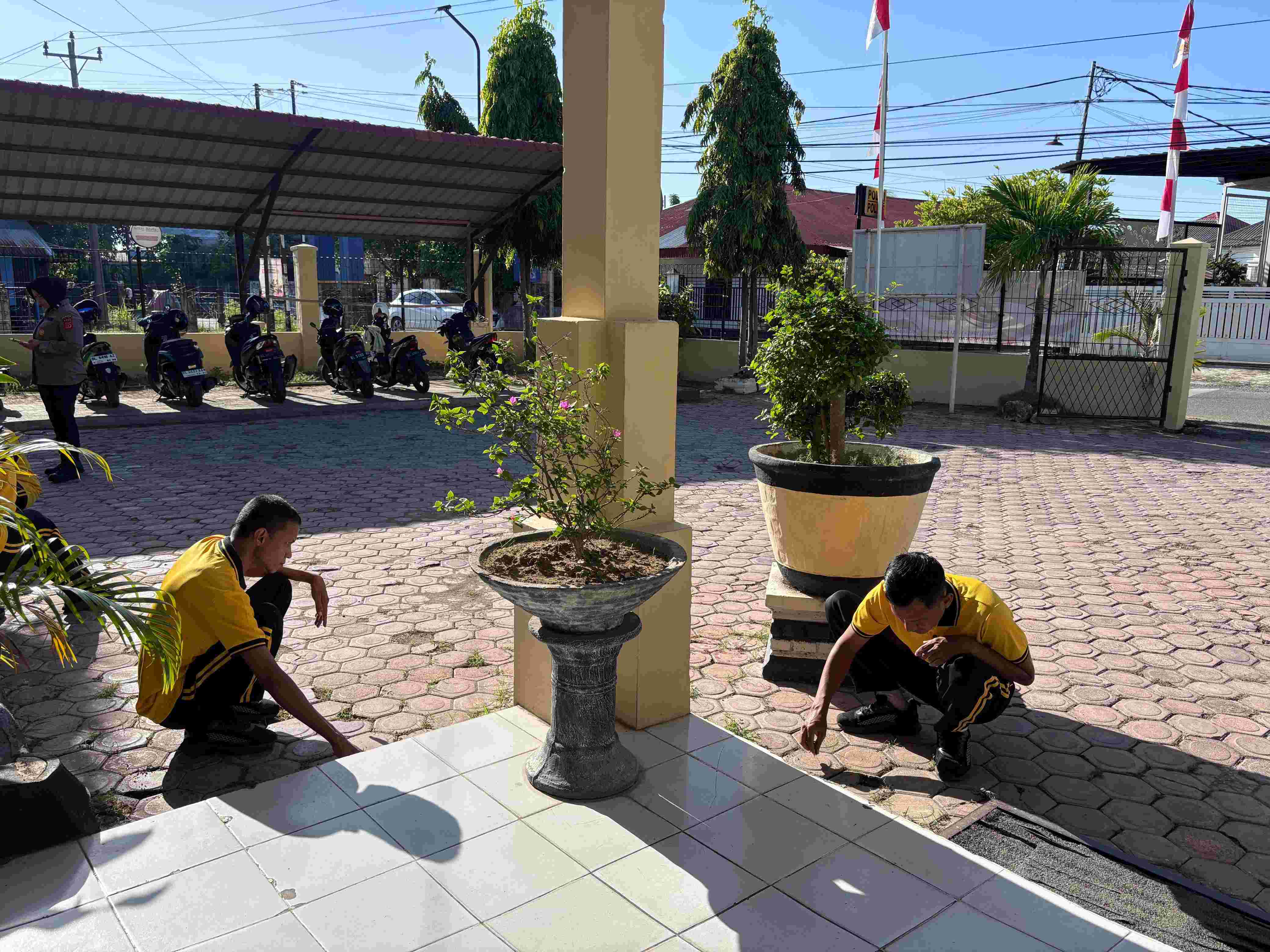 Jaga Keindahan dan kebersihan Mako, Polsek Jajaran Polresta Banda Aceh Gotong Royong Bersama