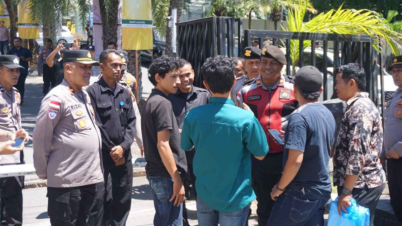 Rakerda Golkar di Hermes Palace Diwarnai Aksi Unjuk Rasa, Polresta Banda Aceh Terapkan Pengamanan Humanis