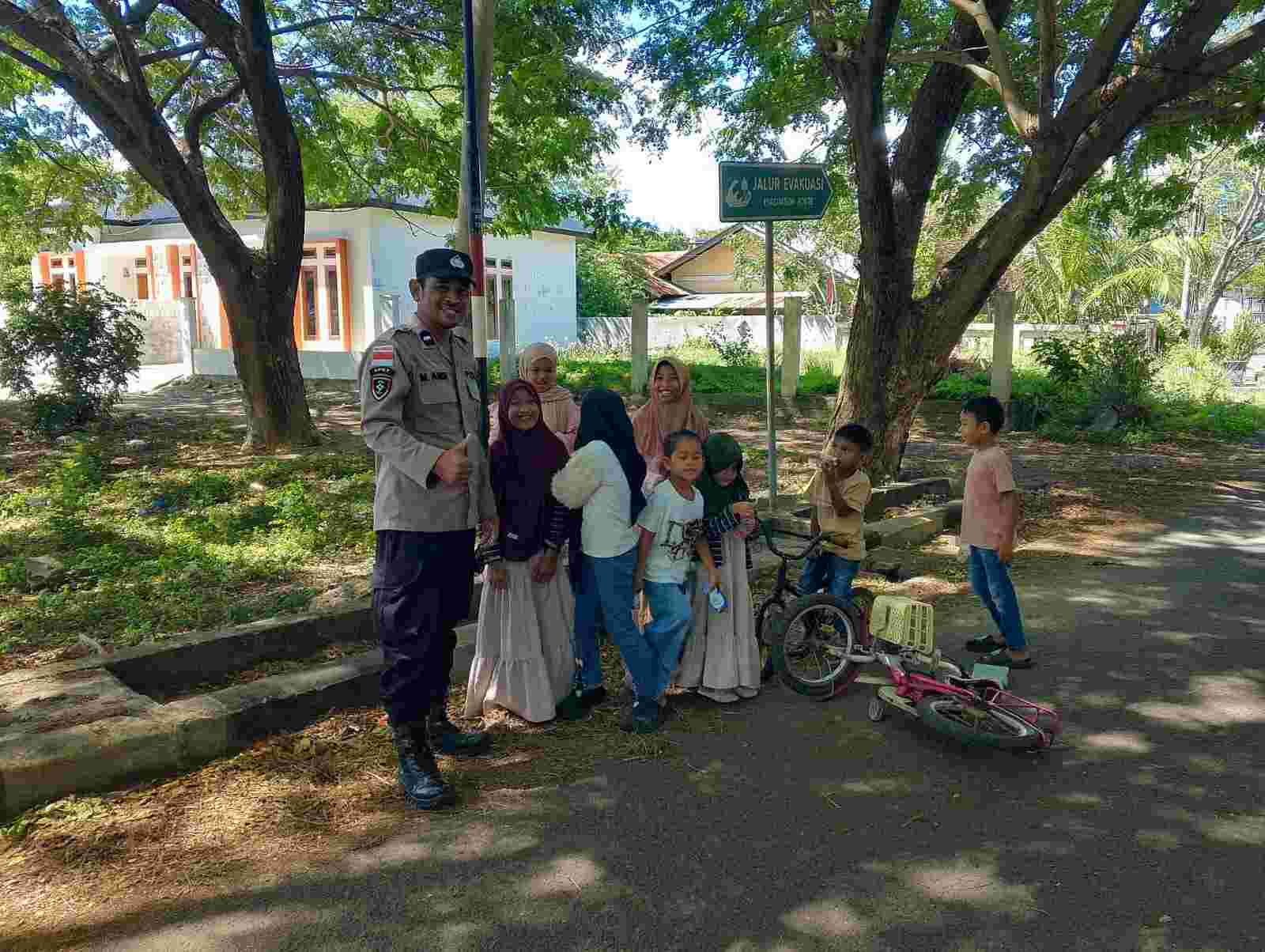 Kebersamaan Polisi Bersama Anak-anak di Ruang Terbuka, Ciptakan Suasana Hangat dan Penuh Keceriaan