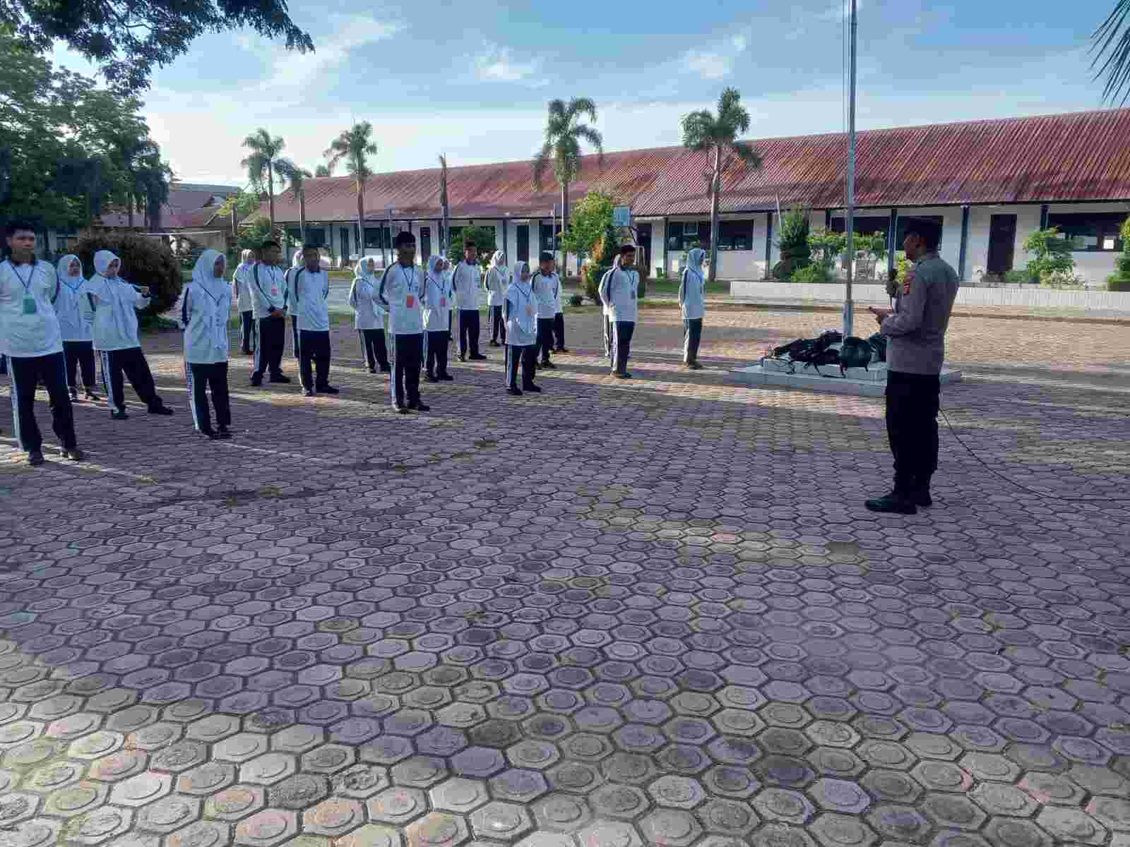 Polisi Jadi Pemateri Wawasan Kebangsaan dan Latihan PBB di SMA Negeri 1 Krueng Barona Jaya