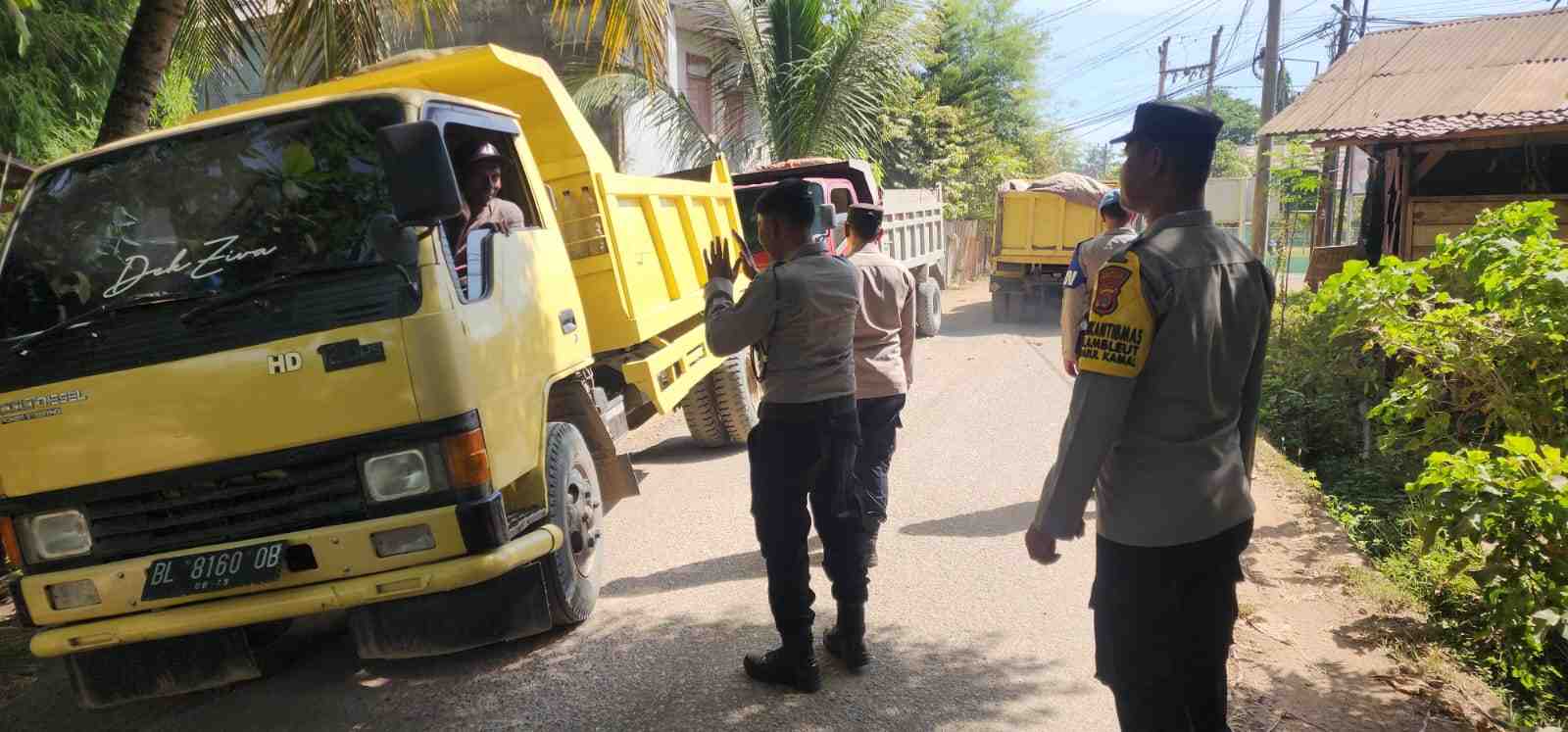 Truk Pengangkut Material Pasir Resahkan Warga, Polsek Darul Kamal Tegur Sopir