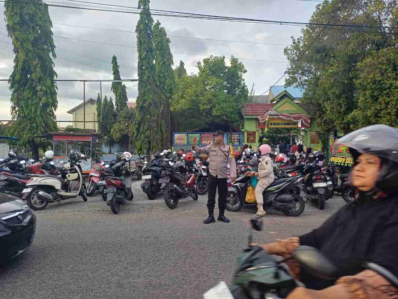 Pentingnya Ketertiban Pengendara Kendaraan di Pagi Hari, Polresta Banda Aceh Kerahkan Personel Gelar Strong Point