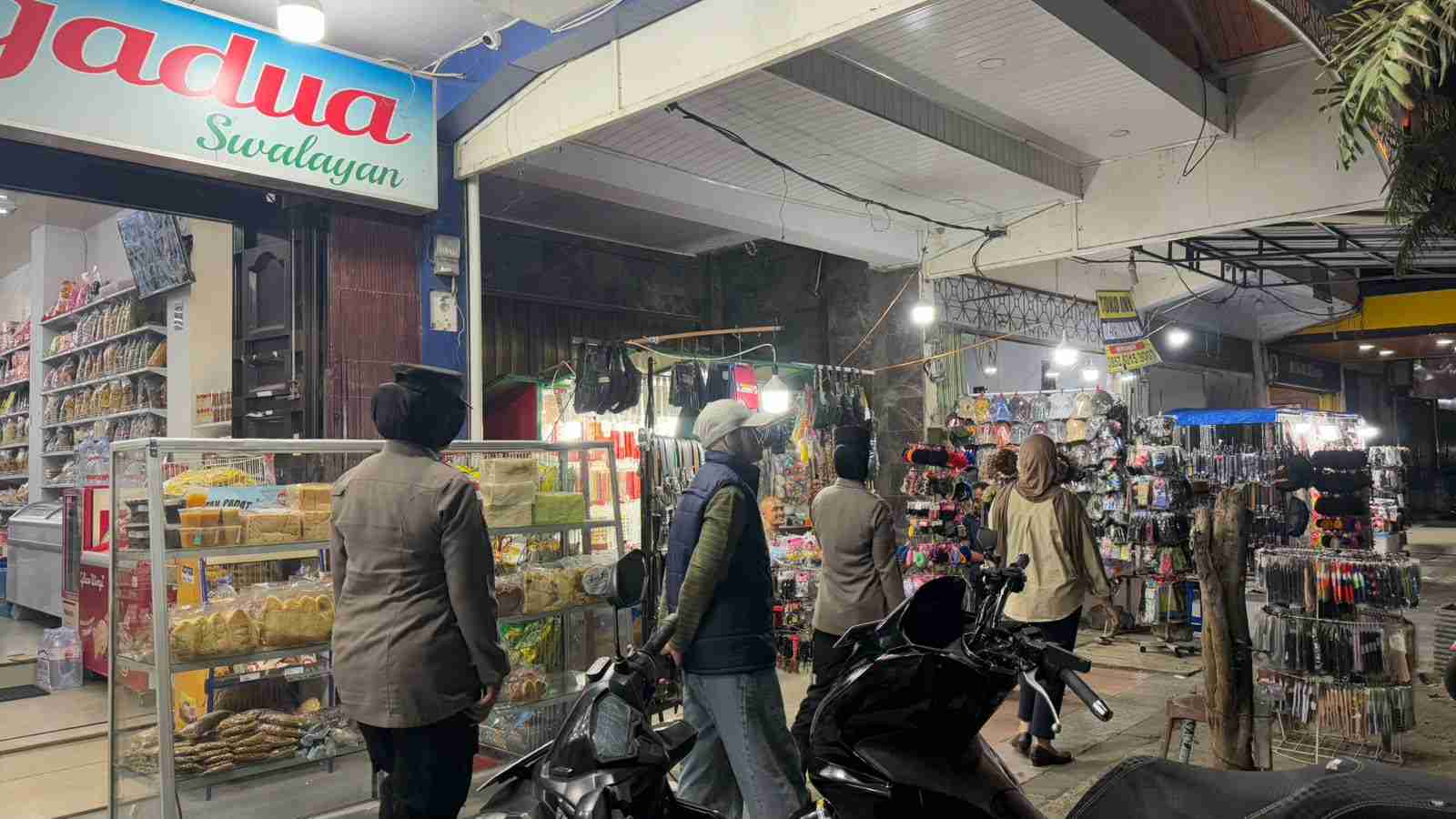 Cegah Gangguan Kamtibmas, Polwan Polresta Banda Aceh Lakukan Patroli Malam