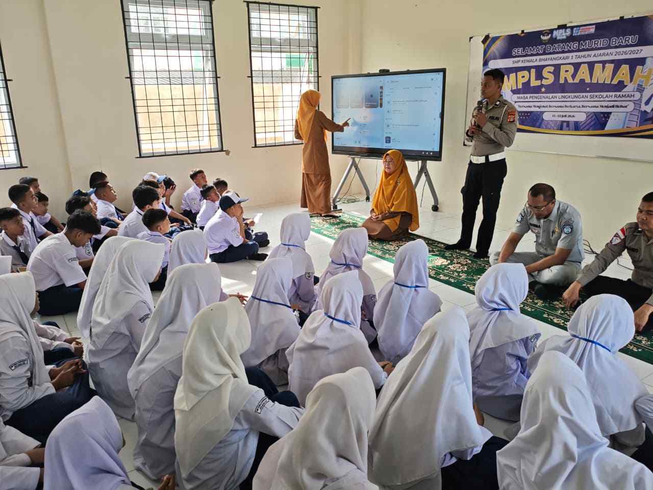 Unit Kamsel Satlantas Polresta Banda Aceh Berikan Edukasi Tertib Berlalu Lintas kepada Siswa SMP Kemala Bhayangkari