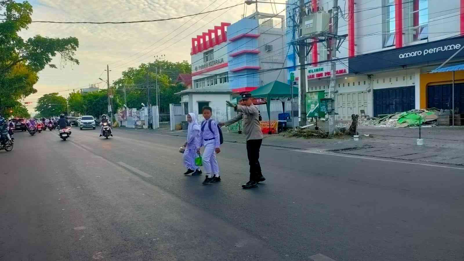 Demi Keselamatan, Polisi di Banda Aceh Seberangkan Pelajar Menuju Sekolah