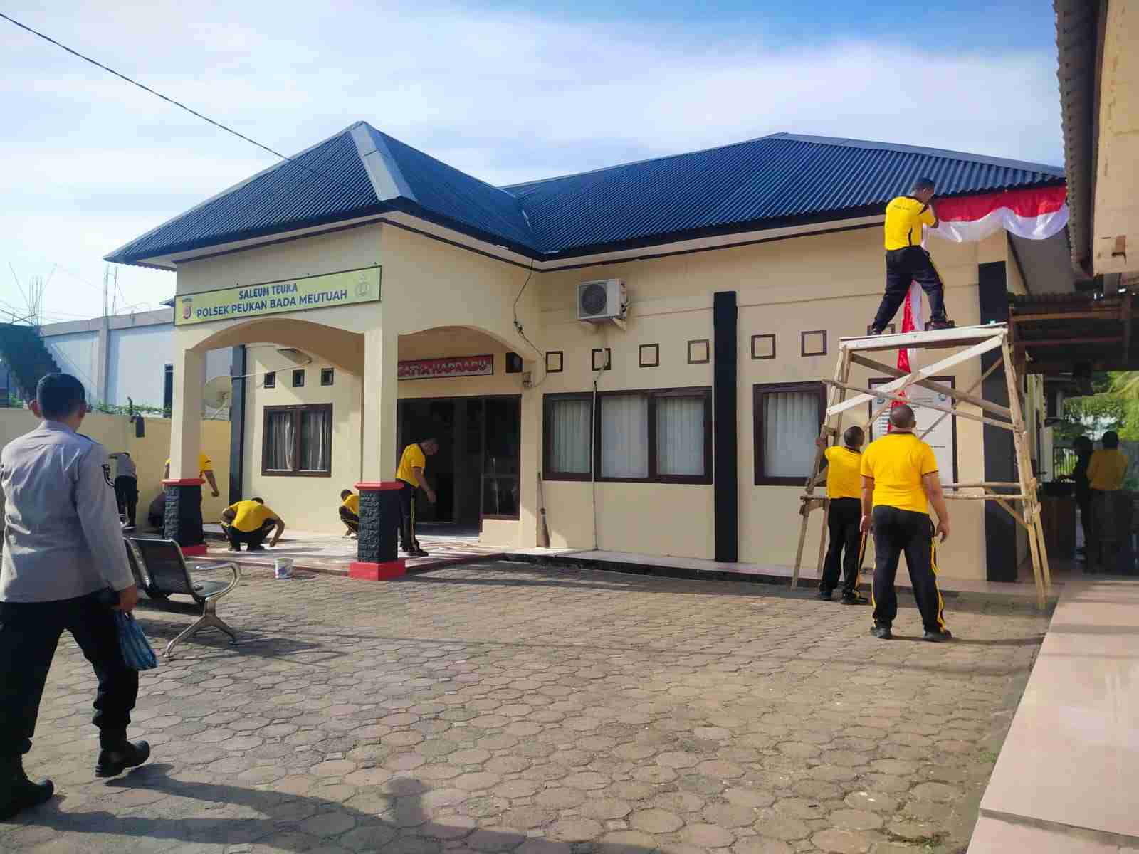 Polsek Jajaran Polresta Banda Aceh Siap Meriahkan HUT Ke-81 RI dengan Memasang Umbul-Umbul di Mako