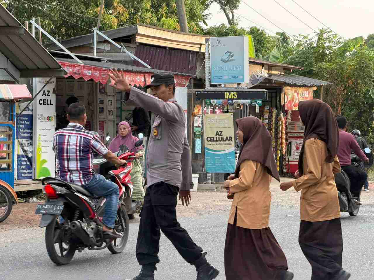 Demi Kelancaran Lalu Lintas di Lingkungan Sekolah, Personel Polresta Banda Aceh Bantu Seberangkan Pelajar