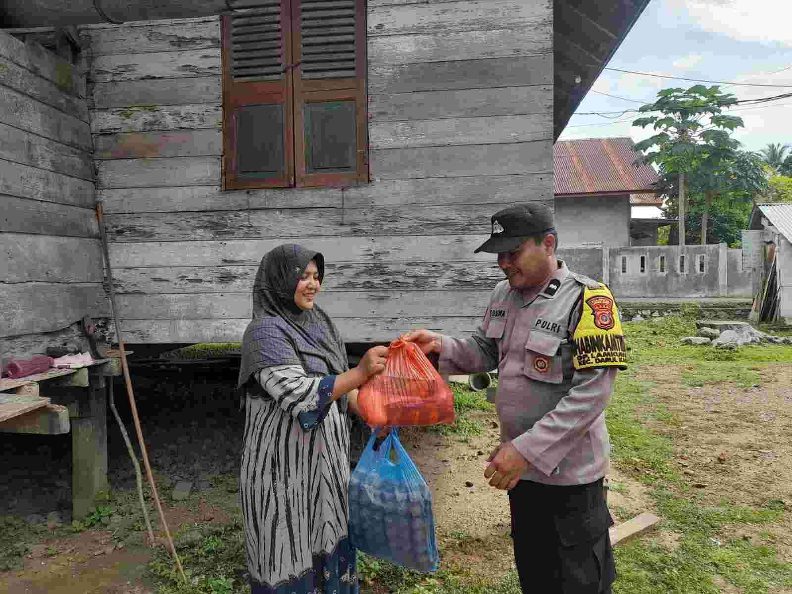 Jumat Berkah, Polisi di Banda Aceh Bagikan Sembako untuk Warga Kurang Mampu