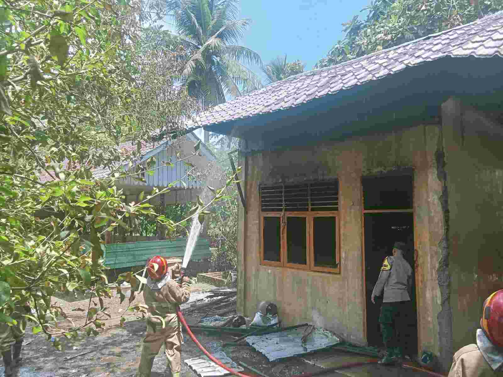 Kantor Dewan Guru Dayah Darul Halim di Kuta Baro Ludes Terbakar, BPBD, TNI Polri dan Warga Padamkan Api - Tribratanews Polresta Banda Aceh
