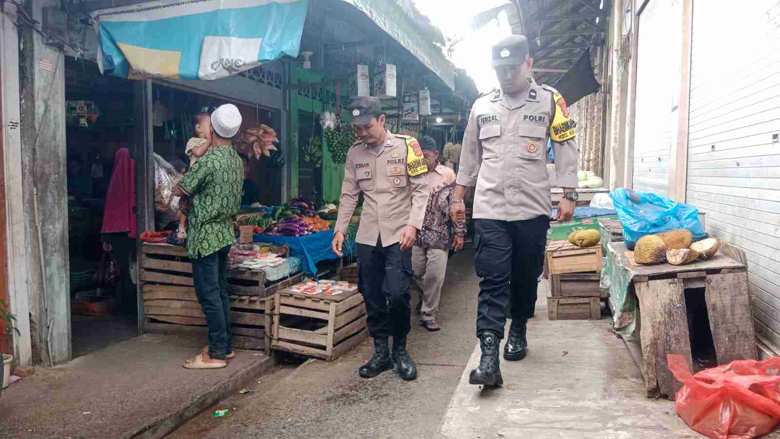 Personel Polsek Kuta Baro Patroli Jalan Kaki di Pusat Keramaian, Ini Tujuannya
