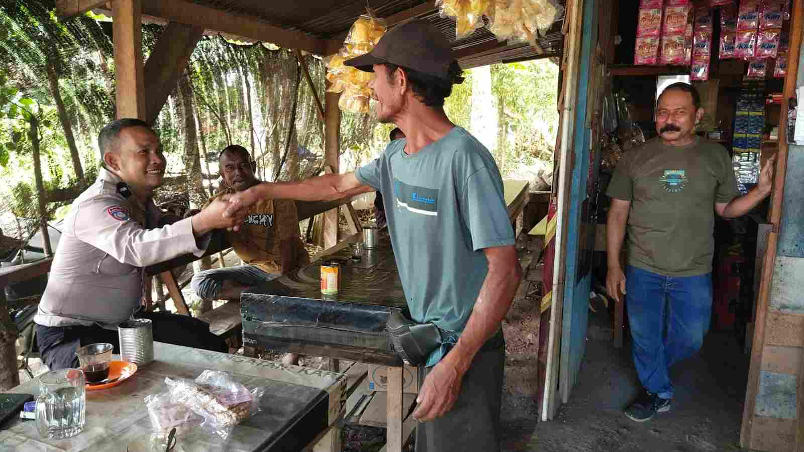 Kolaborasi dengan Warga, Bhabinkamtibmas Polresta Banda Aceh Gali Berbagai Masukan - Tribratanews Polresta Banda Aceh