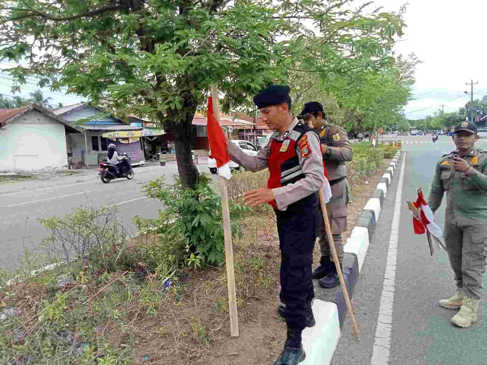 Forkopincam Banda Raya Kibarkan Bendera Merah Putih di Sepanjang Jalan Sambut HUT RI ke - 81 - Tribratanews Polresta Banda Aceh